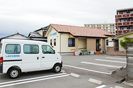 しおざわ整骨院 往診車と駐車場
